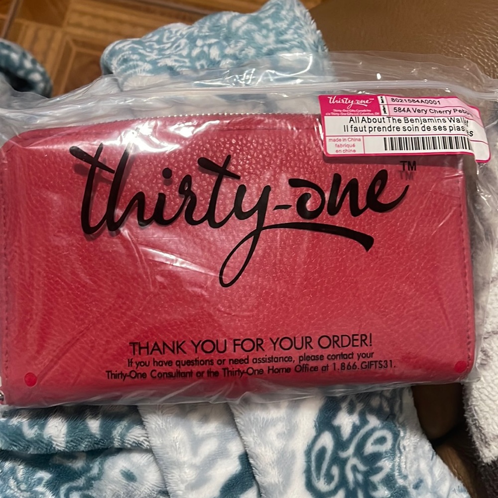 ThirtyOne all about the Benjamin wallet Very cherry pebble